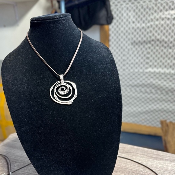 Nightmare Before Christmas Style Silver Toned‎ Metal Swirl Slide Pendant - Picture 1 of 8